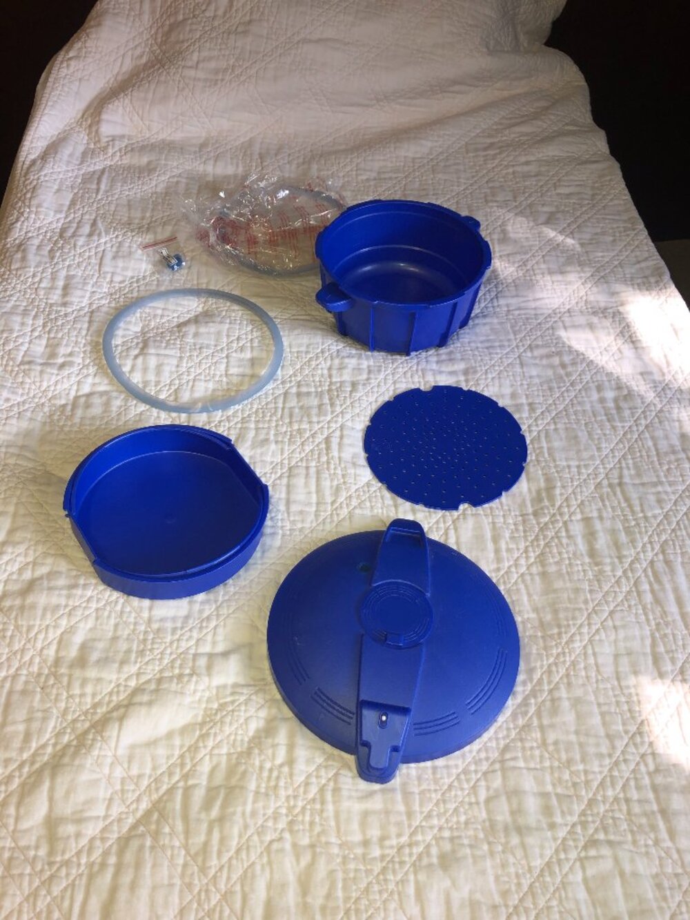 Prepology 4 quarts Microwavable Plastic Pressure Cooker Blue